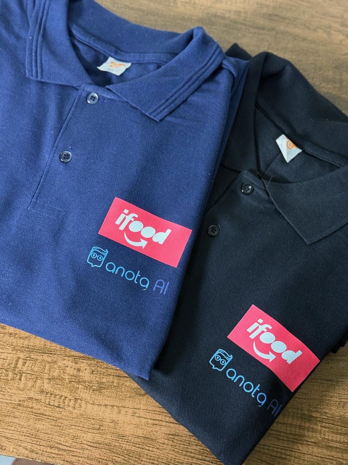 Camisas polo marinho e preta com aplicação de duas marcas, produzidas pela Aplicaê Uniformes