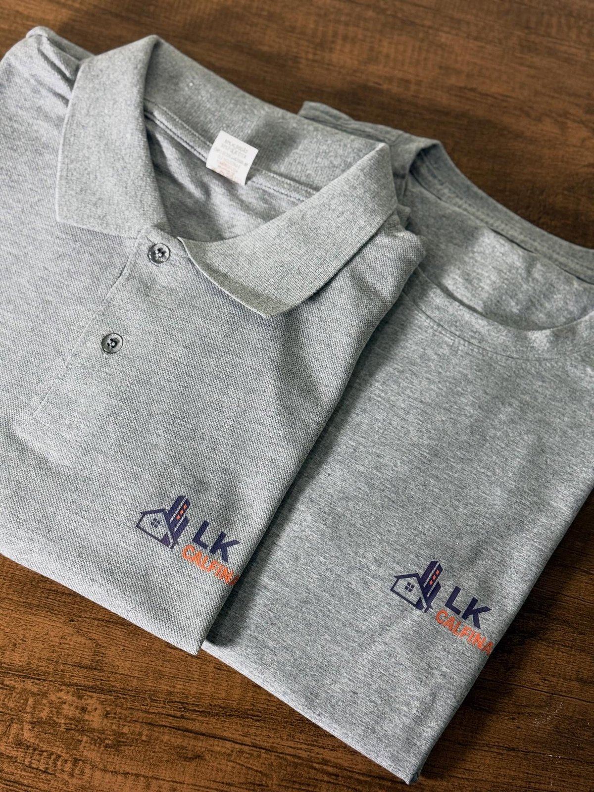 Camisa polo e camiseta cinza mescla com a mesma marca aplicada, produzidas pela Aplicaê Uniformes