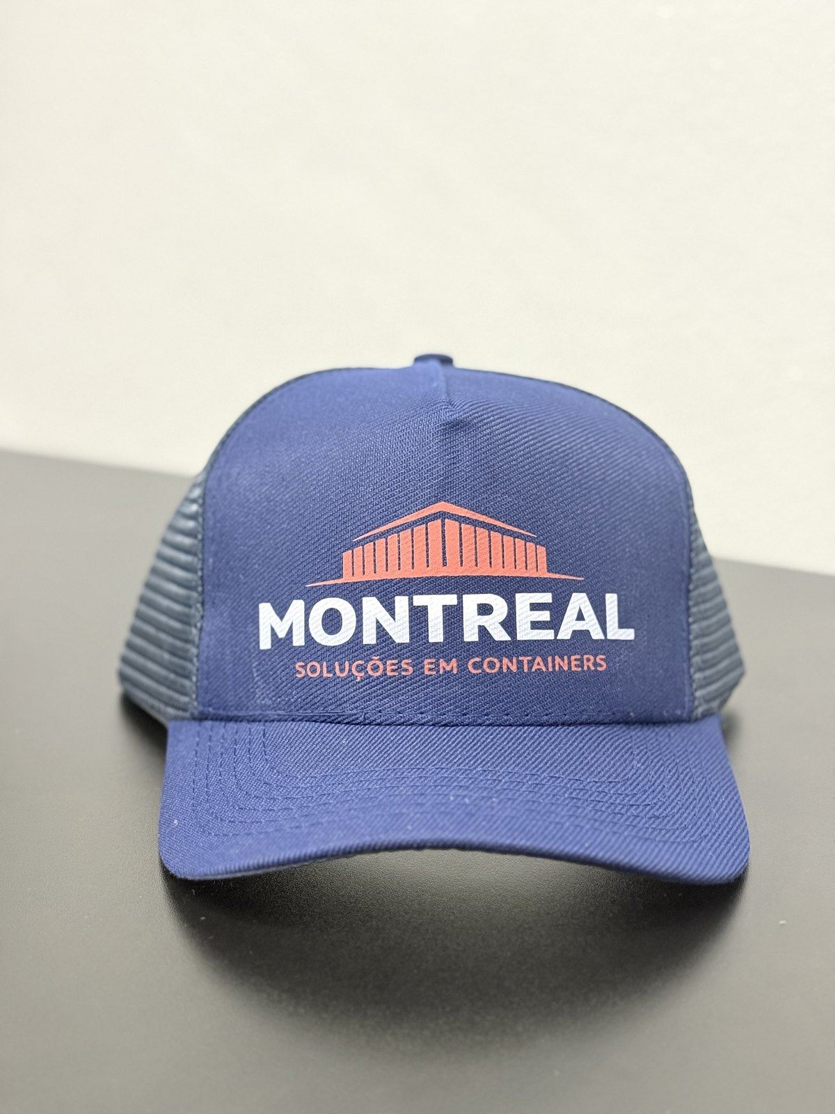 Boné trucker marinho personalizado com a marca Montreal Soluções em Containers