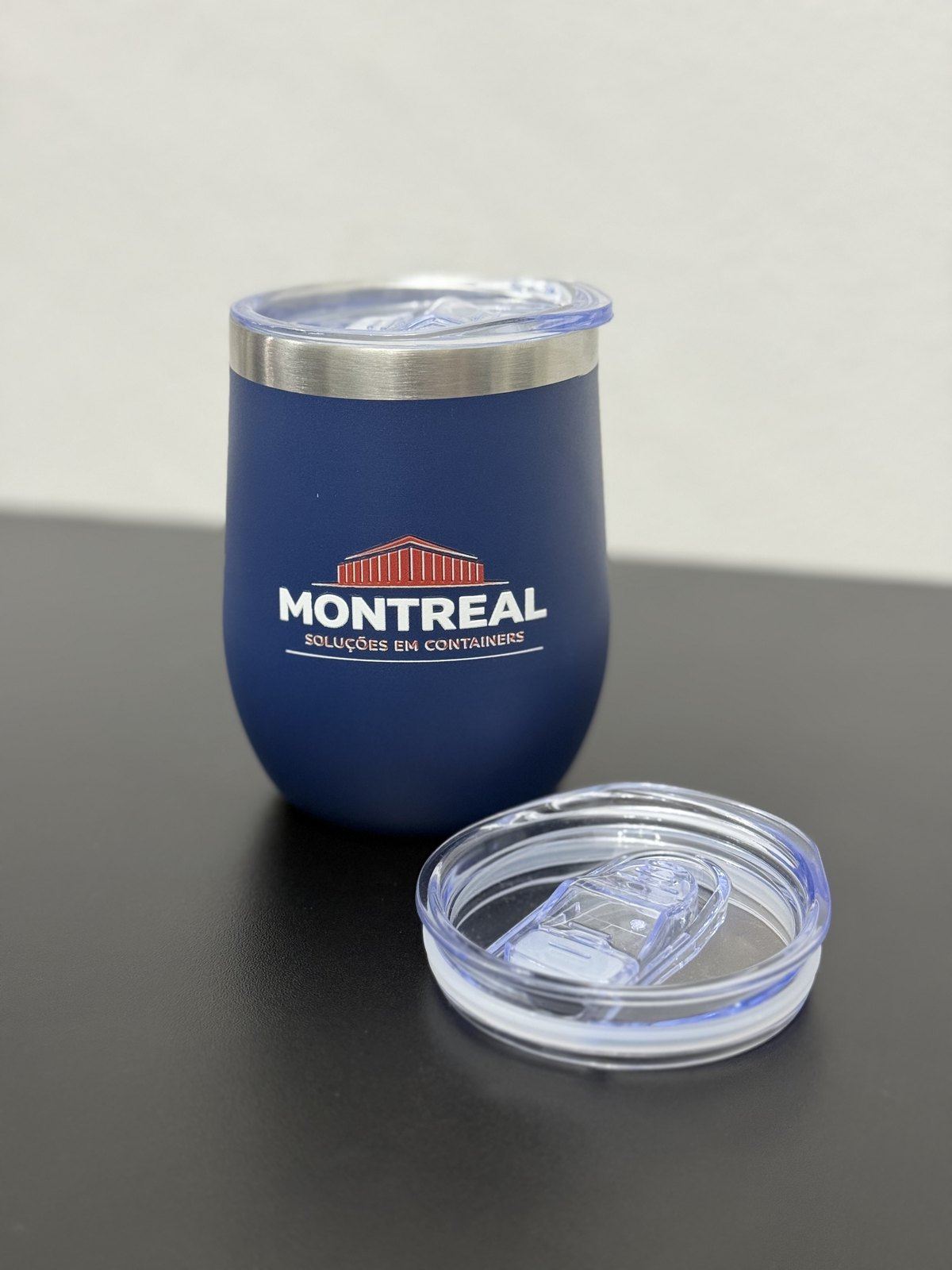 Copo térmico marinho personalizado com a marca Montreal Soluções em Containers